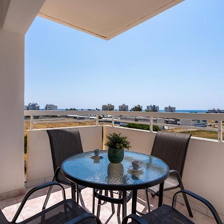 Sunny 2-Br Apartment In Mackenzie Larnaca Eksteriør billede
