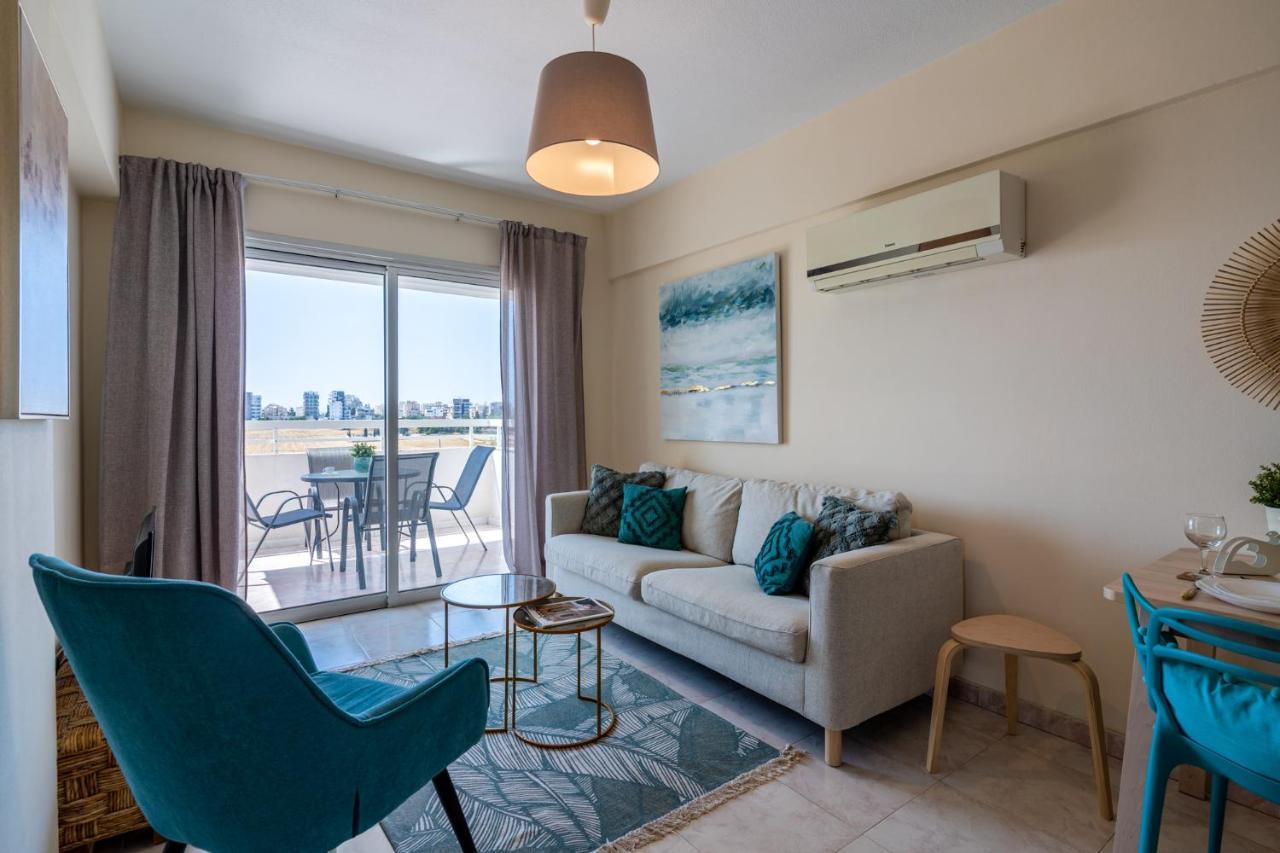 Sunny 2-Br Apartment In Mackenzie Larnaca Eksteriør billede