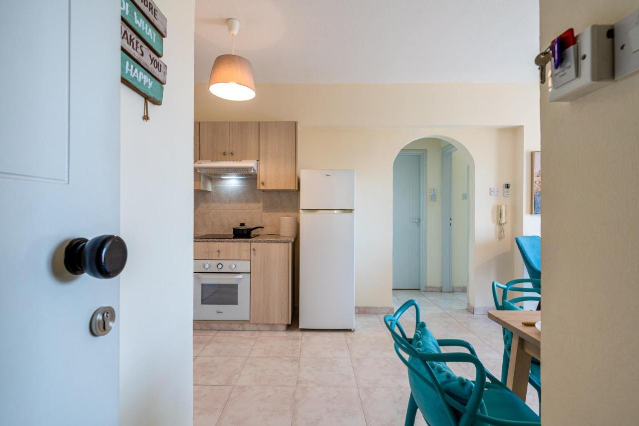 Sunny 2-Br Apartment In Mackenzie Larnaca Eksteriør billede