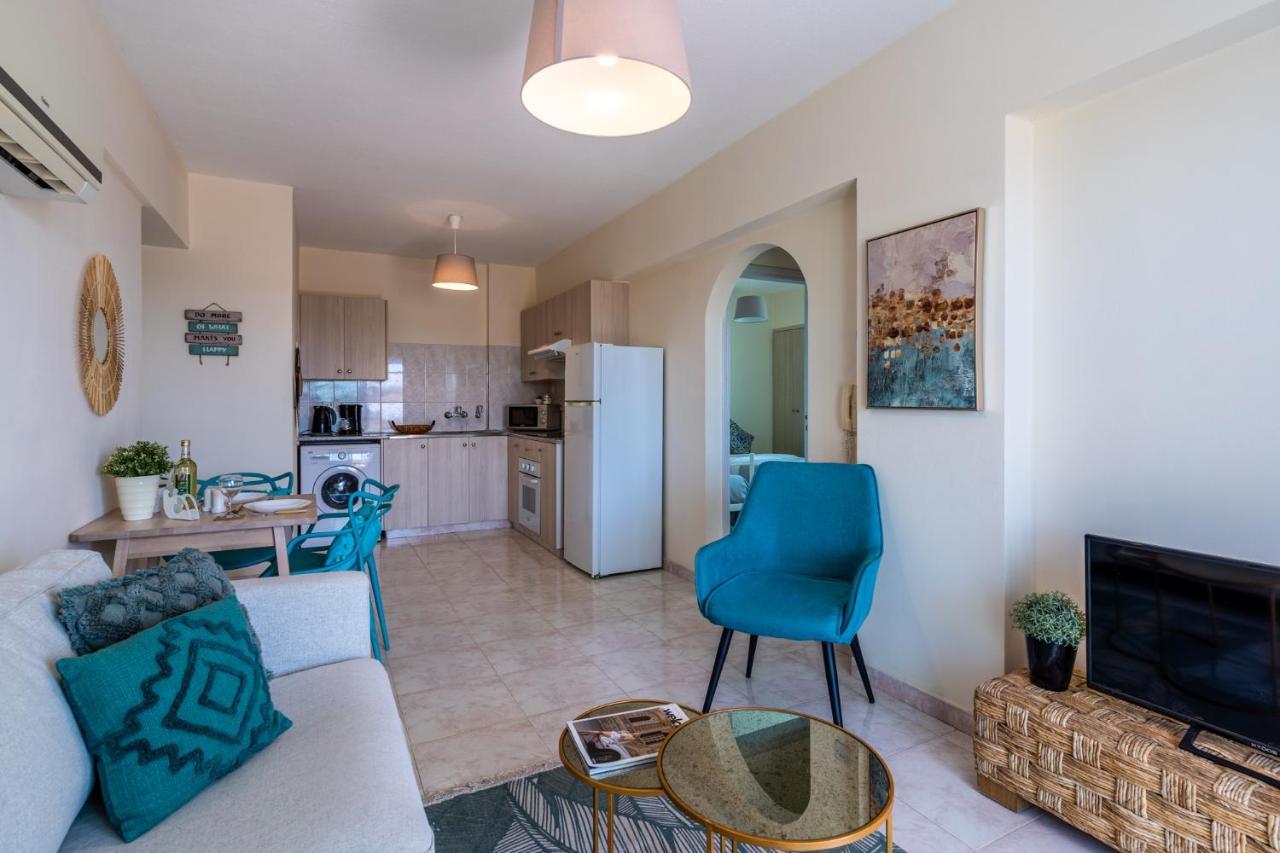 Sunny 2-Br Apartment In Mackenzie Larnaca Eksteriør billede