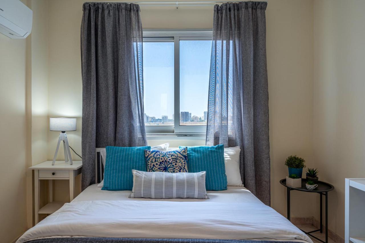 Sunny 2-Br Apartment In Mackenzie Larnaca Eksteriør billede