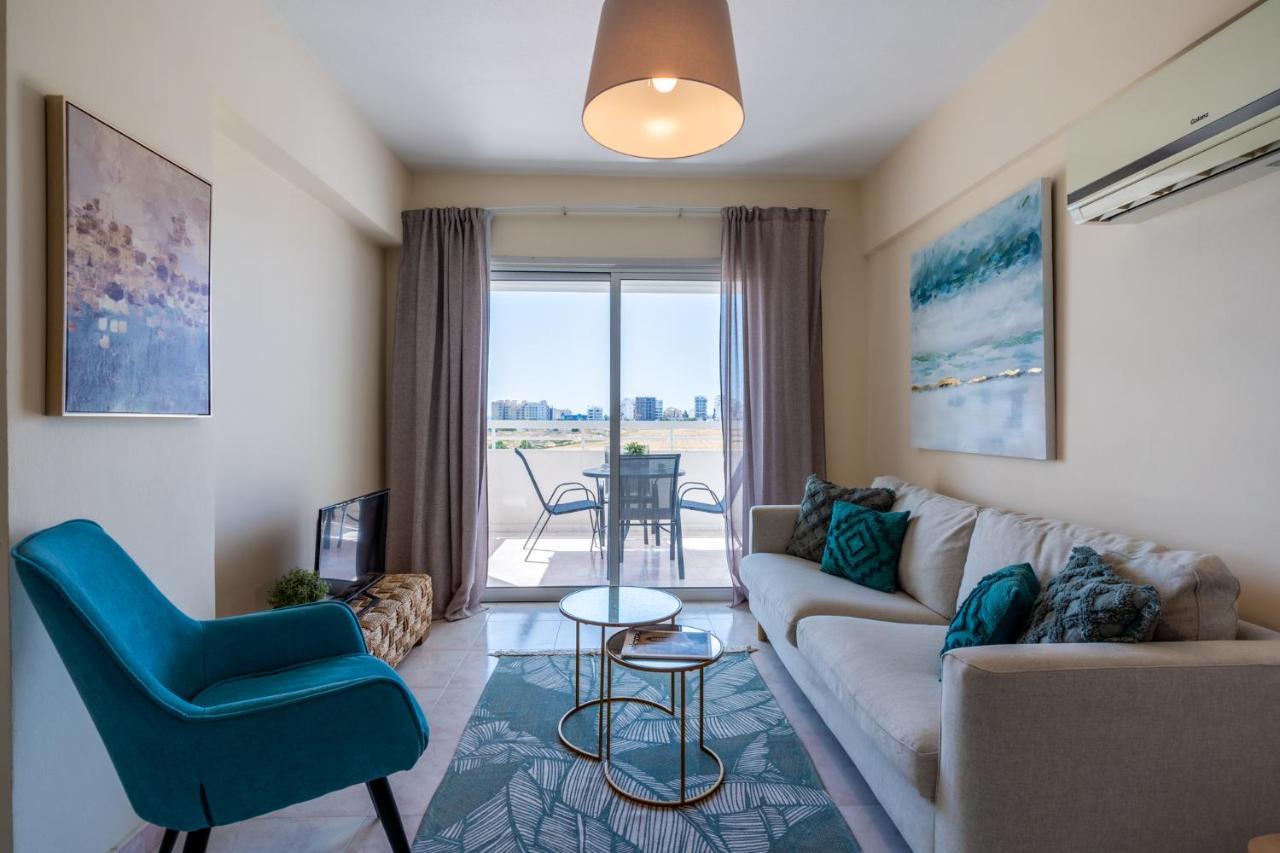 Sunny 2-Br Apartment In Mackenzie Larnaca Eksteriør billede