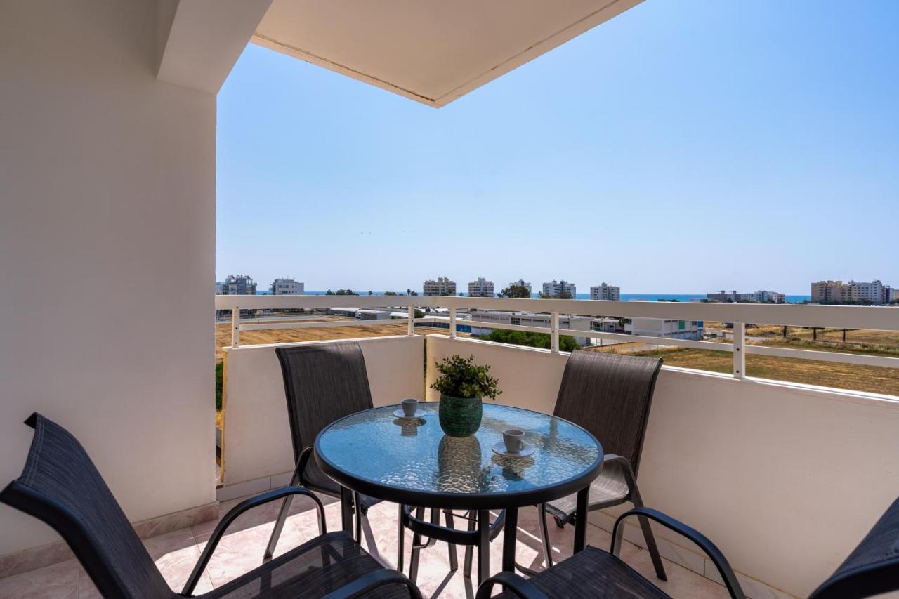 Sunny 2-Br Apartment In Mackenzie Larnaca Eksteriør billede