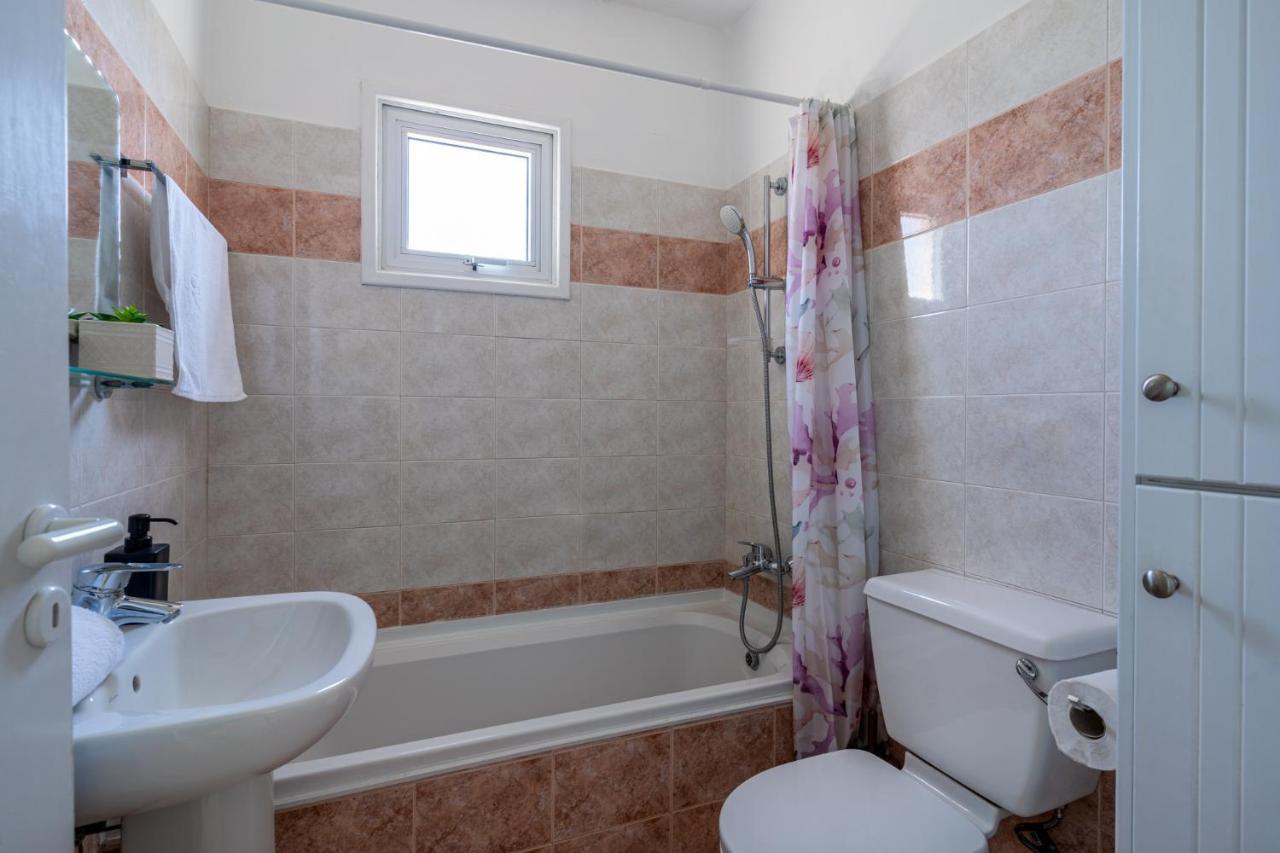 Sunny 2-Br Apartment In Mackenzie Larnaca Eksteriør billede