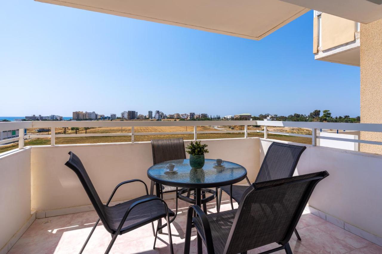 Sunny 2-Br Apartment In Mackenzie Larnaca Eksteriør billede